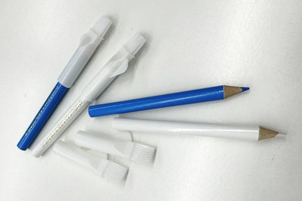 Карандаш БЕЛЫЙ портновский для раскроя ткани со щеточкой